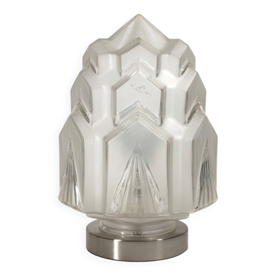 Globe de lustre Art Déco en verre moulé – Présenté sur pied de lampe