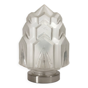 Globe de lustre Art Déco en verre moulé – Présenté sur pied de lampe