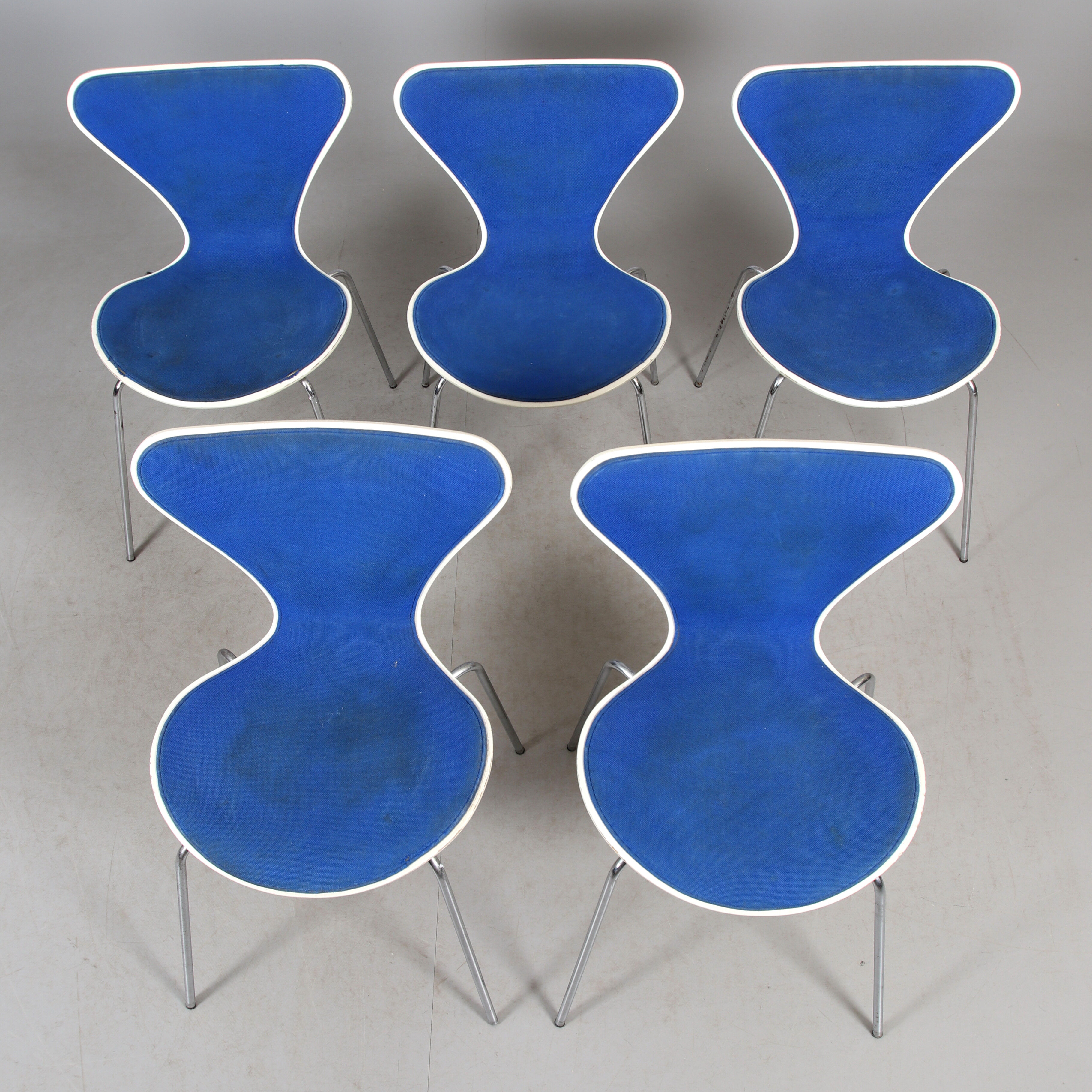 5 Blue Chair "Butterfly" by Arne Jacobsen, Series 7