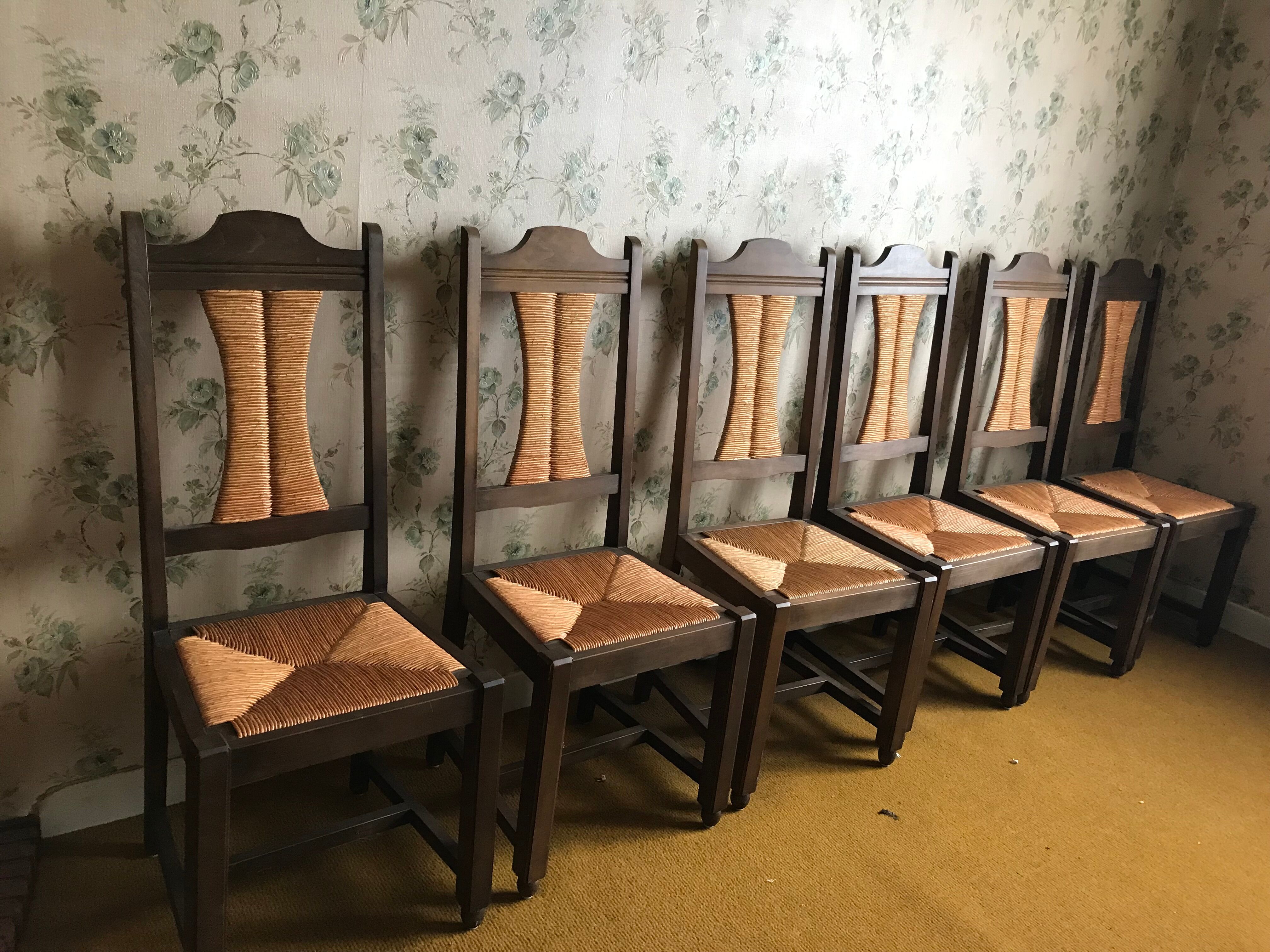 Solid chene chairs with straw seat