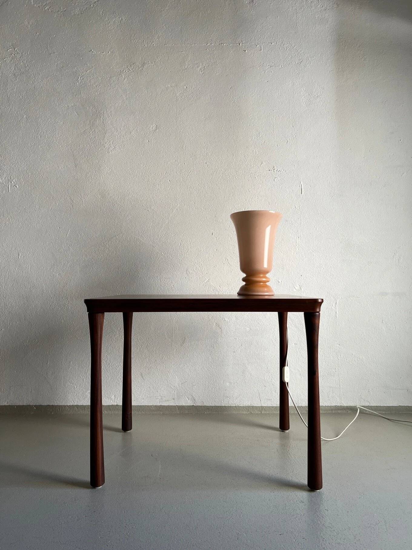 Lampe de table en verre opalin couleur chair | Suède | Années 1960