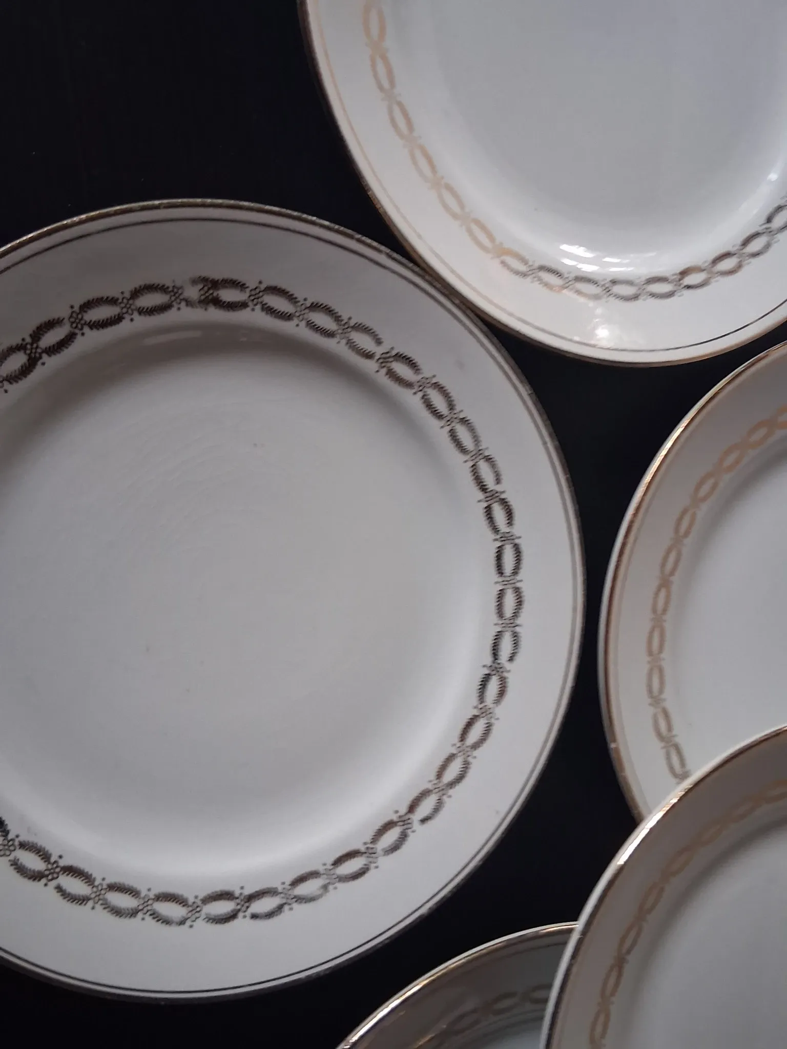 6 dessert plates in opaque porcelain in good condition.