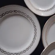 6 dessert plates in opaque porcelain in good condition.