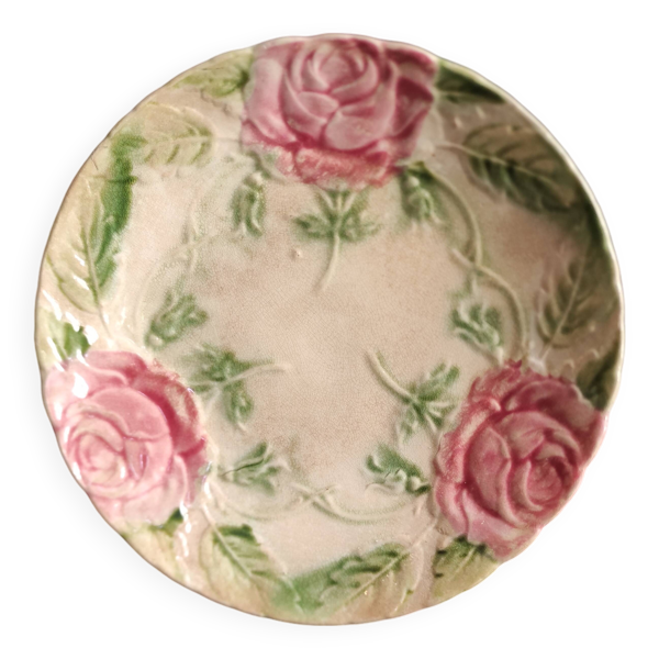 Assiette ancienne française à décor de roses en barbotine