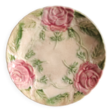 Assiette ancienne française à décor de roses en barbotine