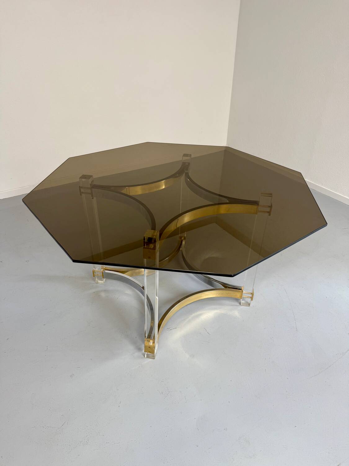 Antique Italian design dining table by Alessandro Albrizzi from the 70s