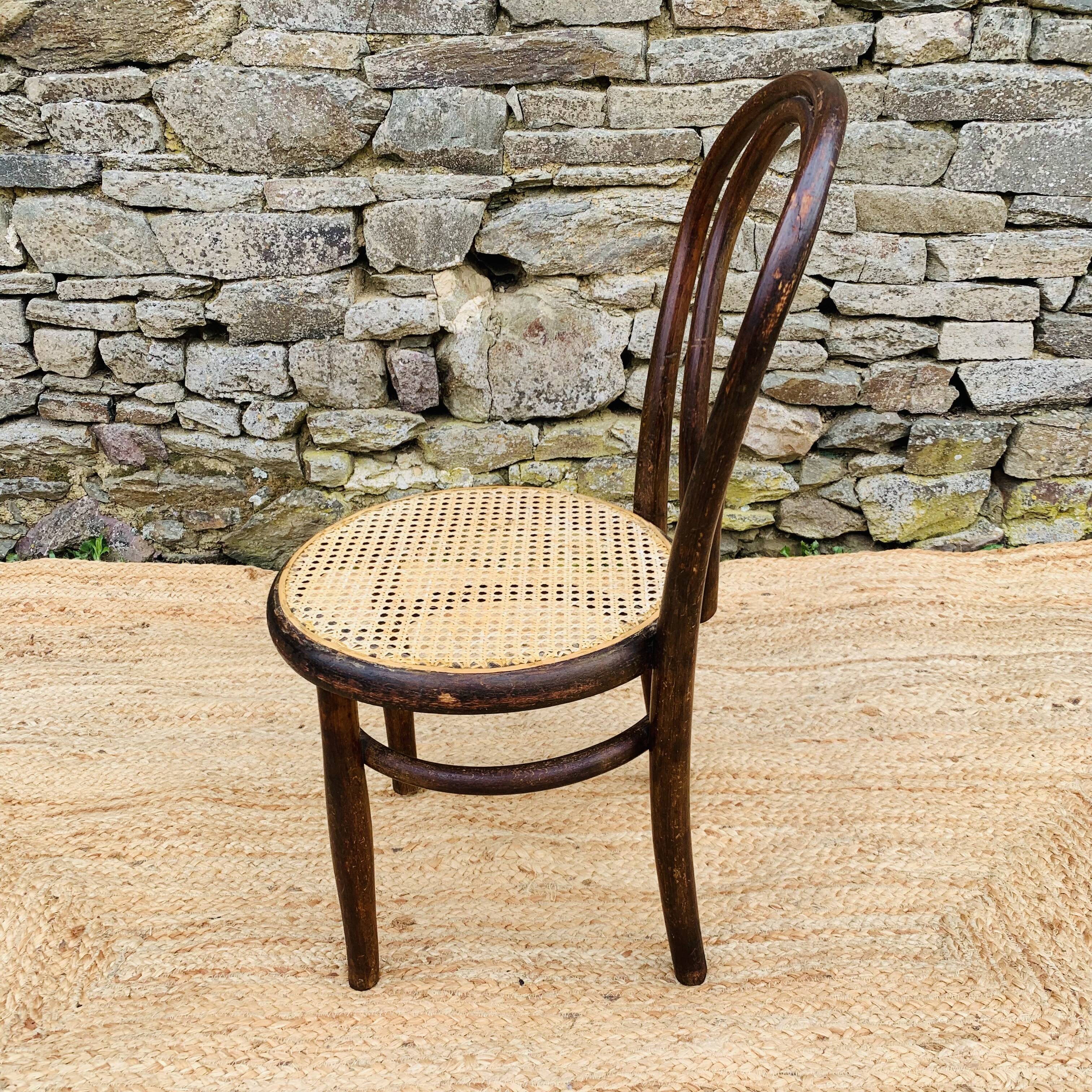 Chaise de bistrot cannée