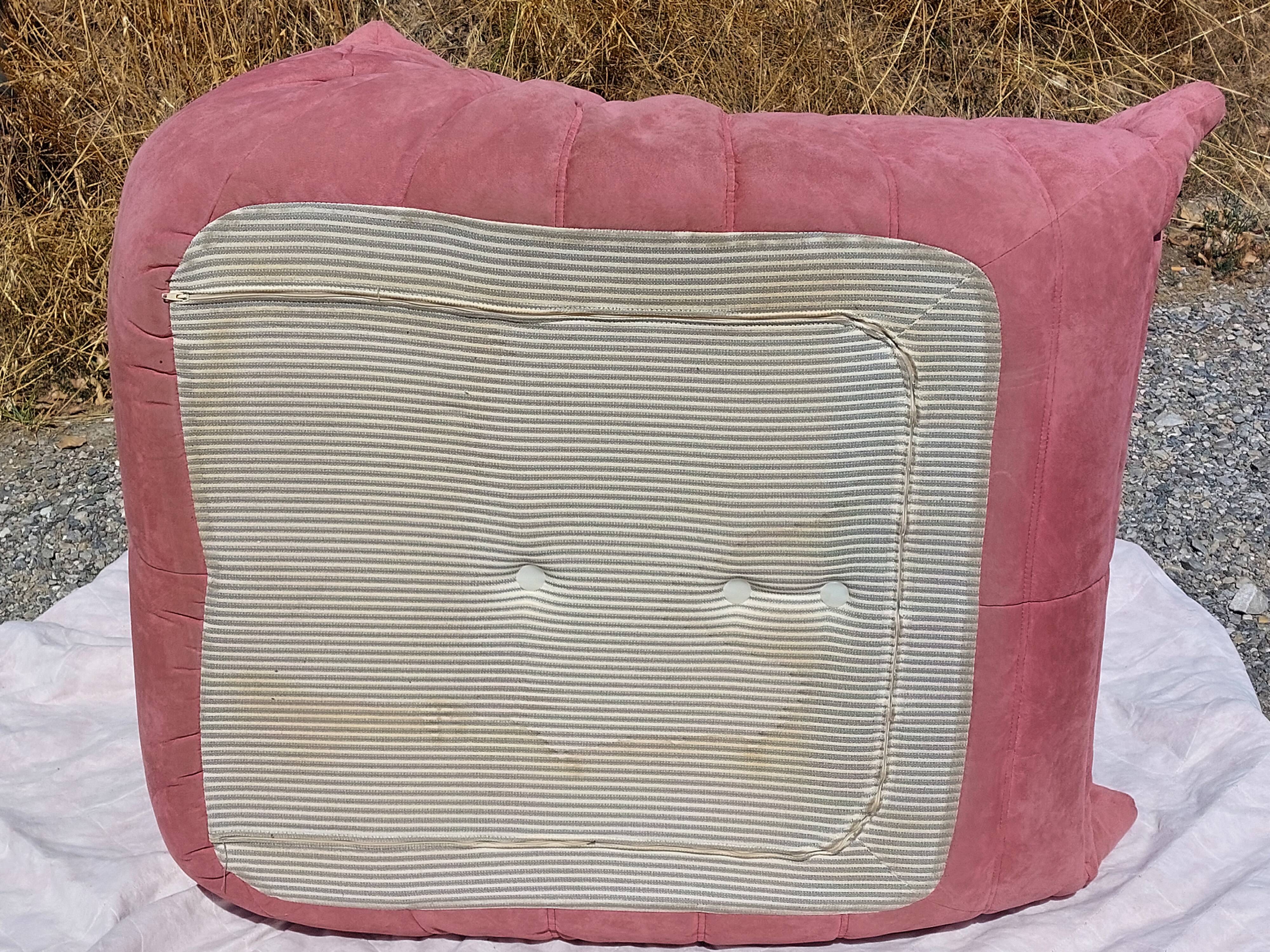 Chauffeuse Togo en velours vieux rose - Ligne Roset