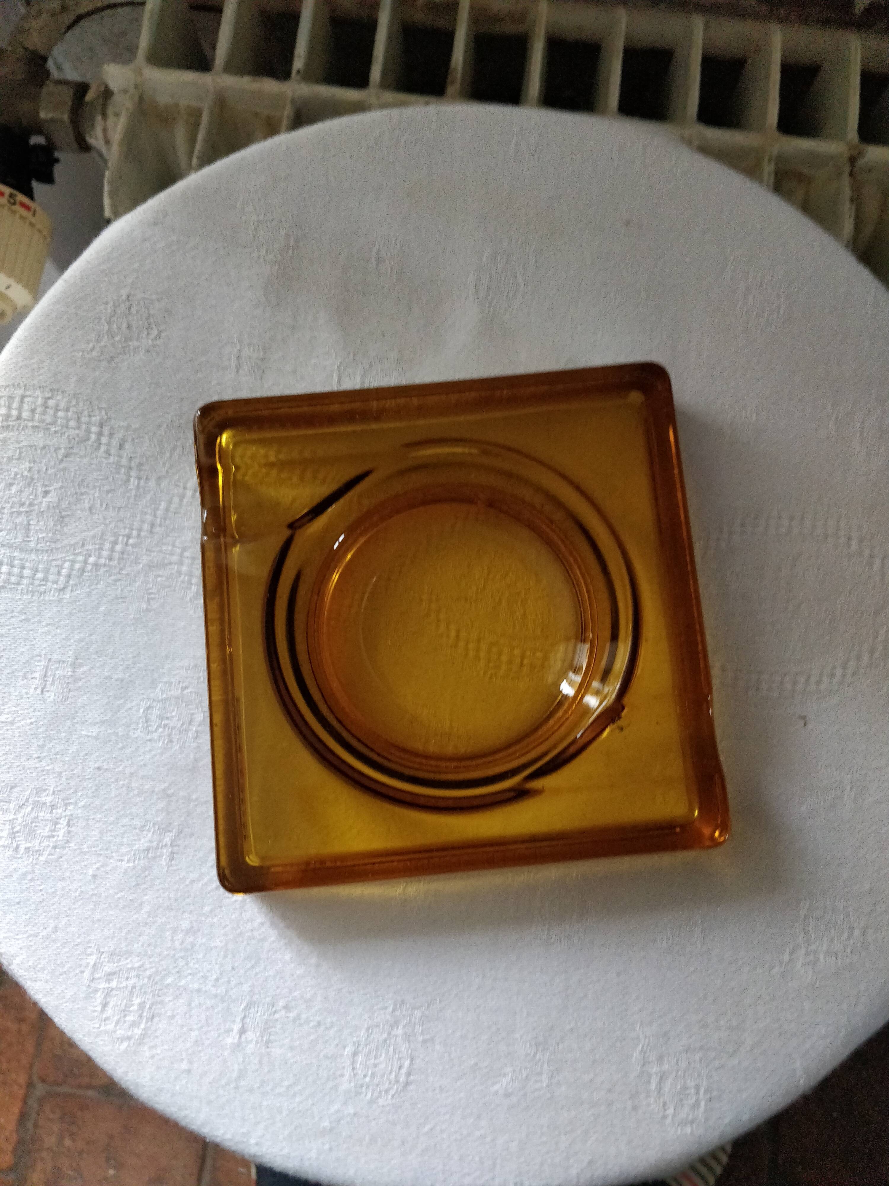 Plubicitary ashtray
