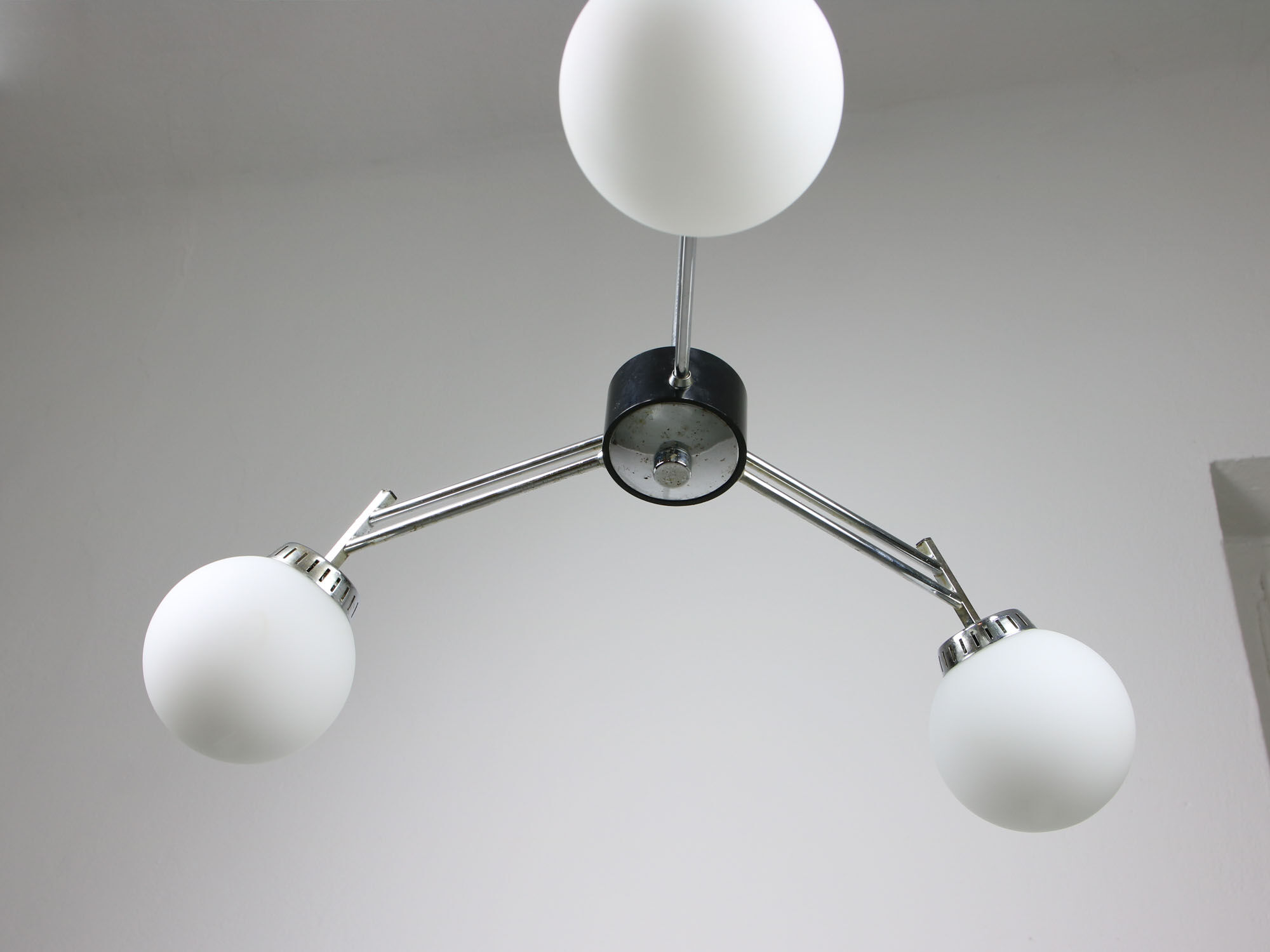 Lustre italien à 3 bras chromé et opaline