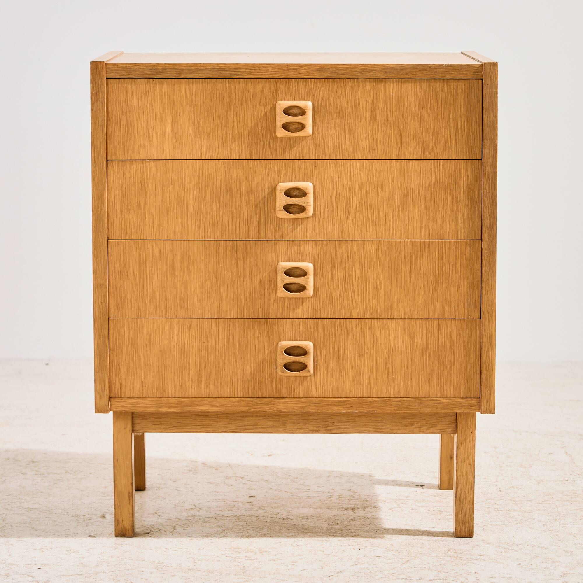 Oak chest of drawers with four drawers