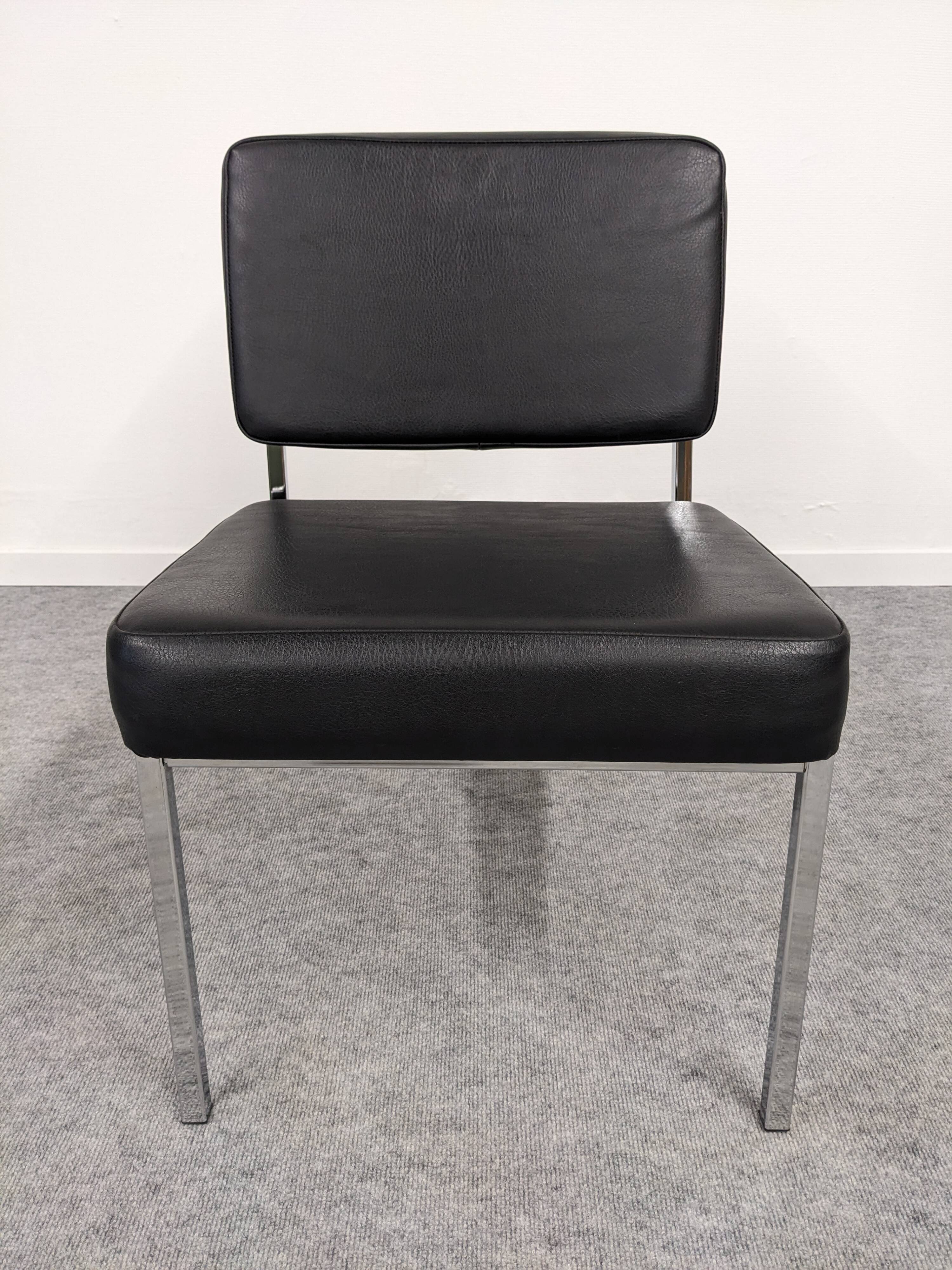 Série de 4 chauffeuses modernistes, années 70-80