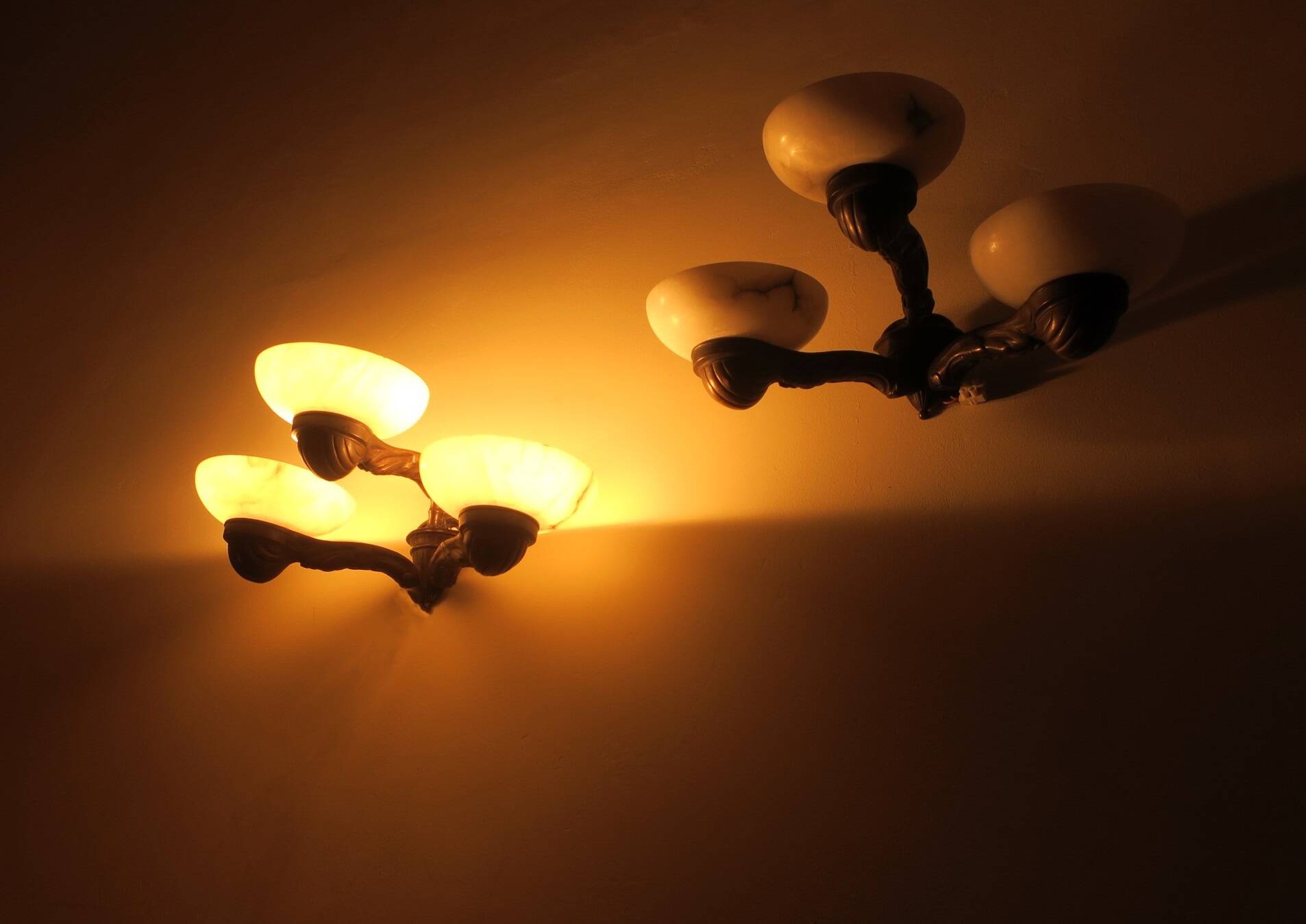 Paire d'appliques murales anciennes en bronze et albâtre à trois bras, 1910