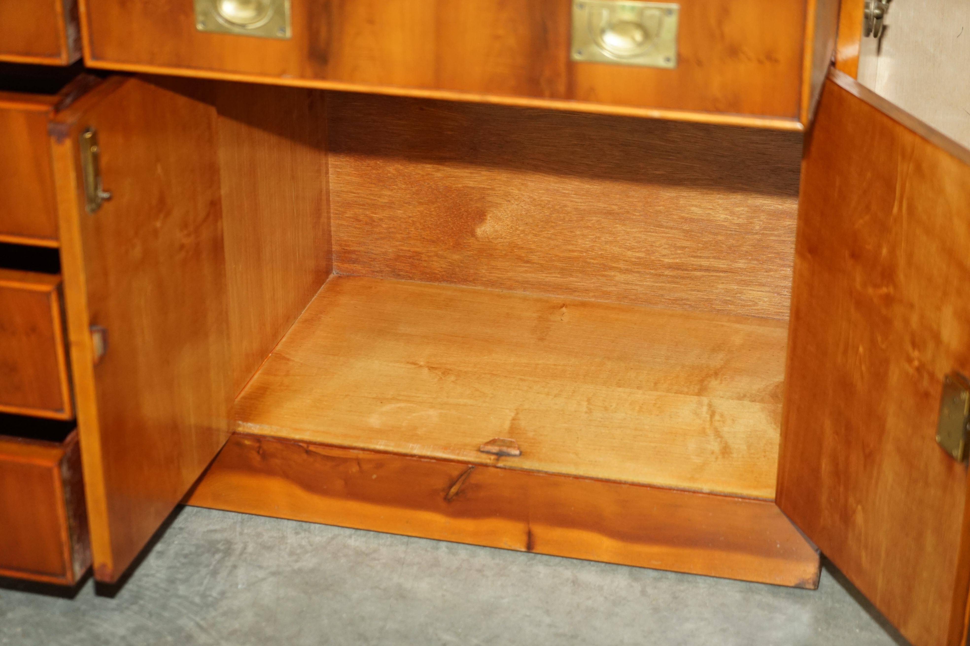 Buffet militaire vintage en bois d'if moucheté - Cabinet bar