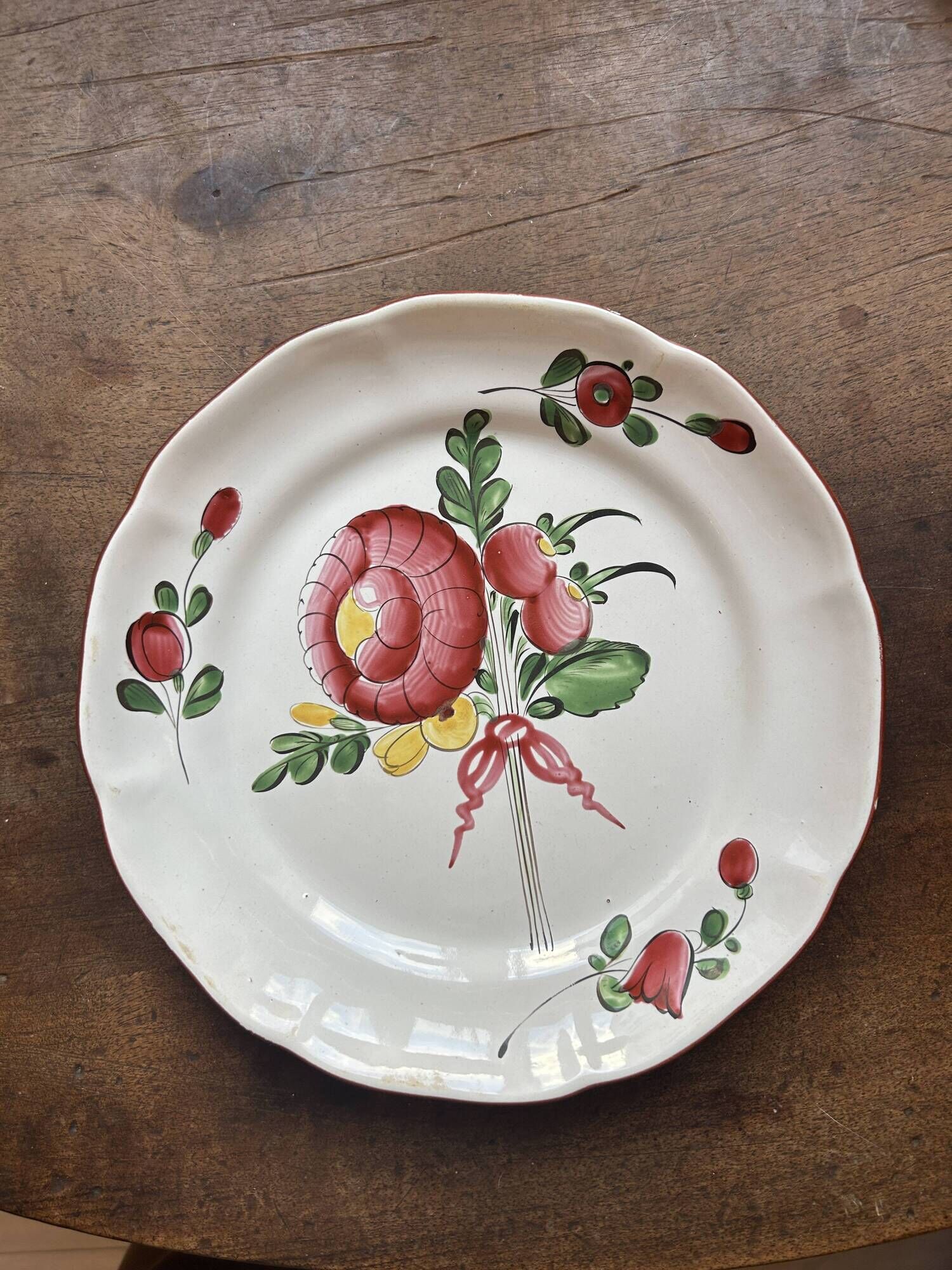 Set of 3 18th-century plates – Islettes earthenware – Hand-painted floral decoration
