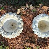 Paire de jardinières rondes sur pied - coupes de fruits en pierre