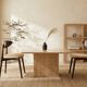 Une paire de chaises scandinaves en velours beige camel.