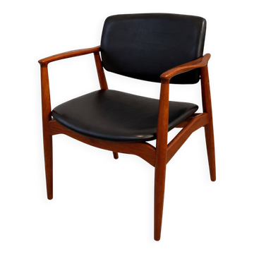 Captain chair by Erik Buch