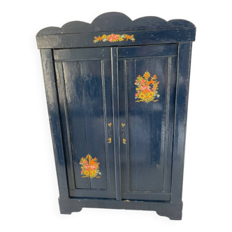 Ancienne armoire parisienne peinte en bleu nuit