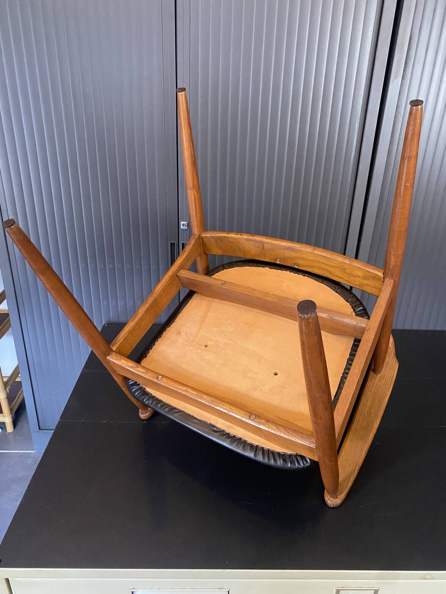 A Scandinavian teak skai chair from the 1960s for a vintage desk table.
