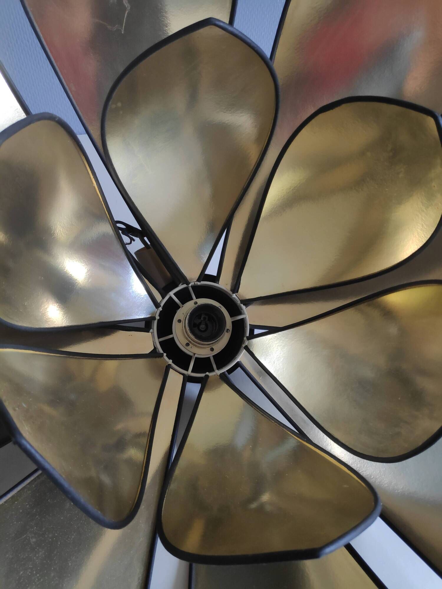 Suspension XXL fleur de lotus de Robert Schuytener noir et or
