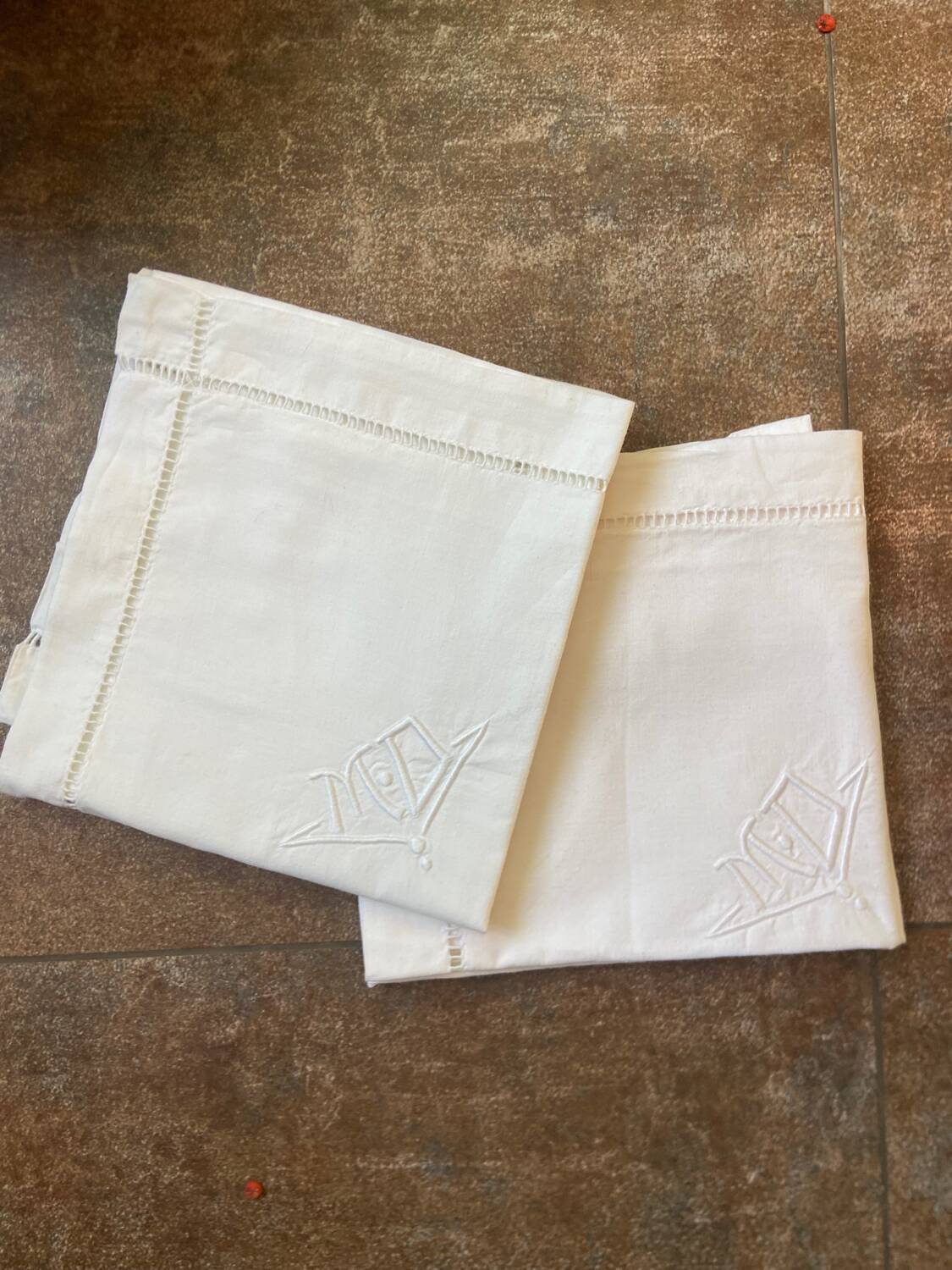 2 pillowcases embroidered “MD” monogram with Venice day