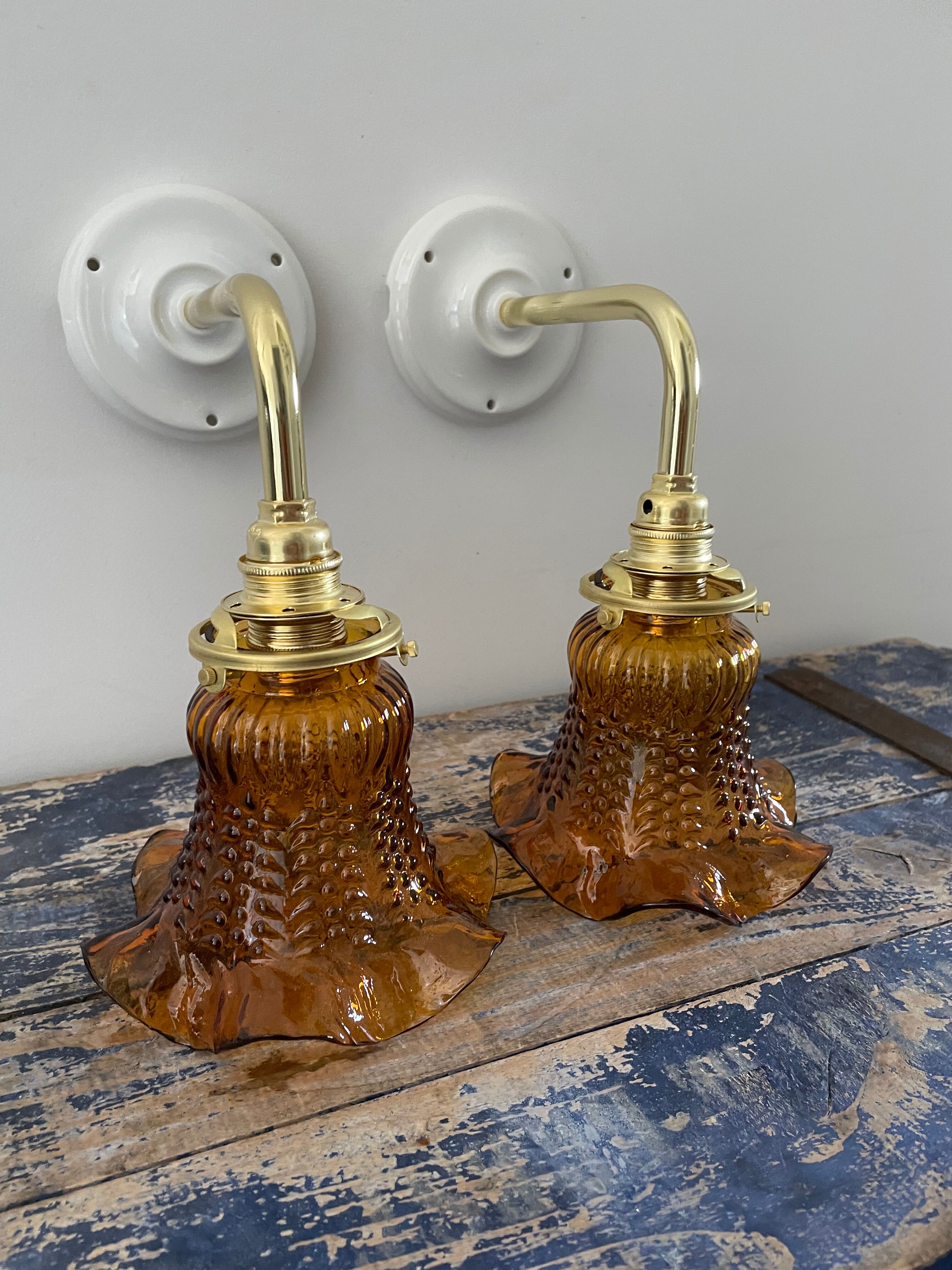Paire d’appliques vintage en verre ciselé ambré