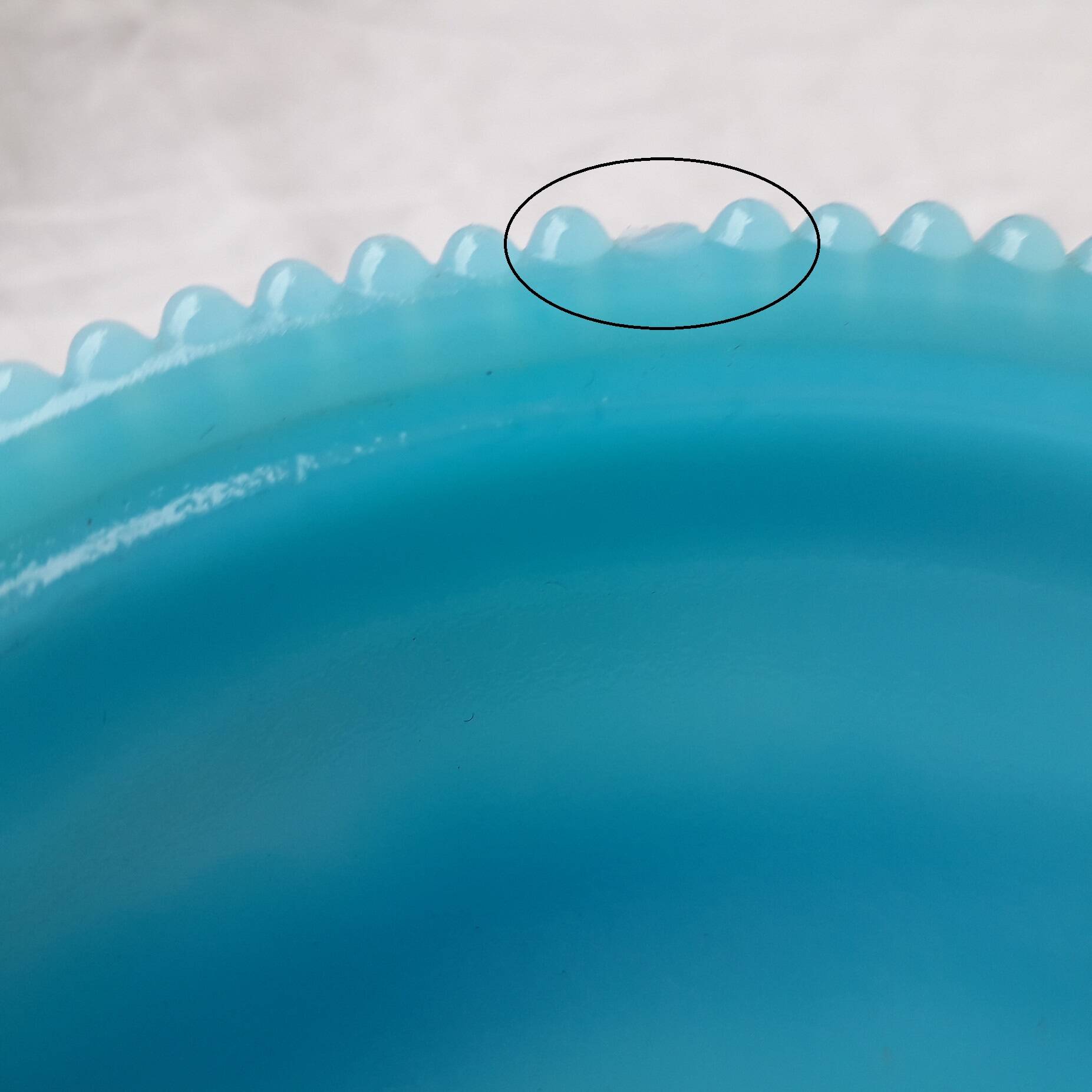 Bonbonnière en opaline bleue