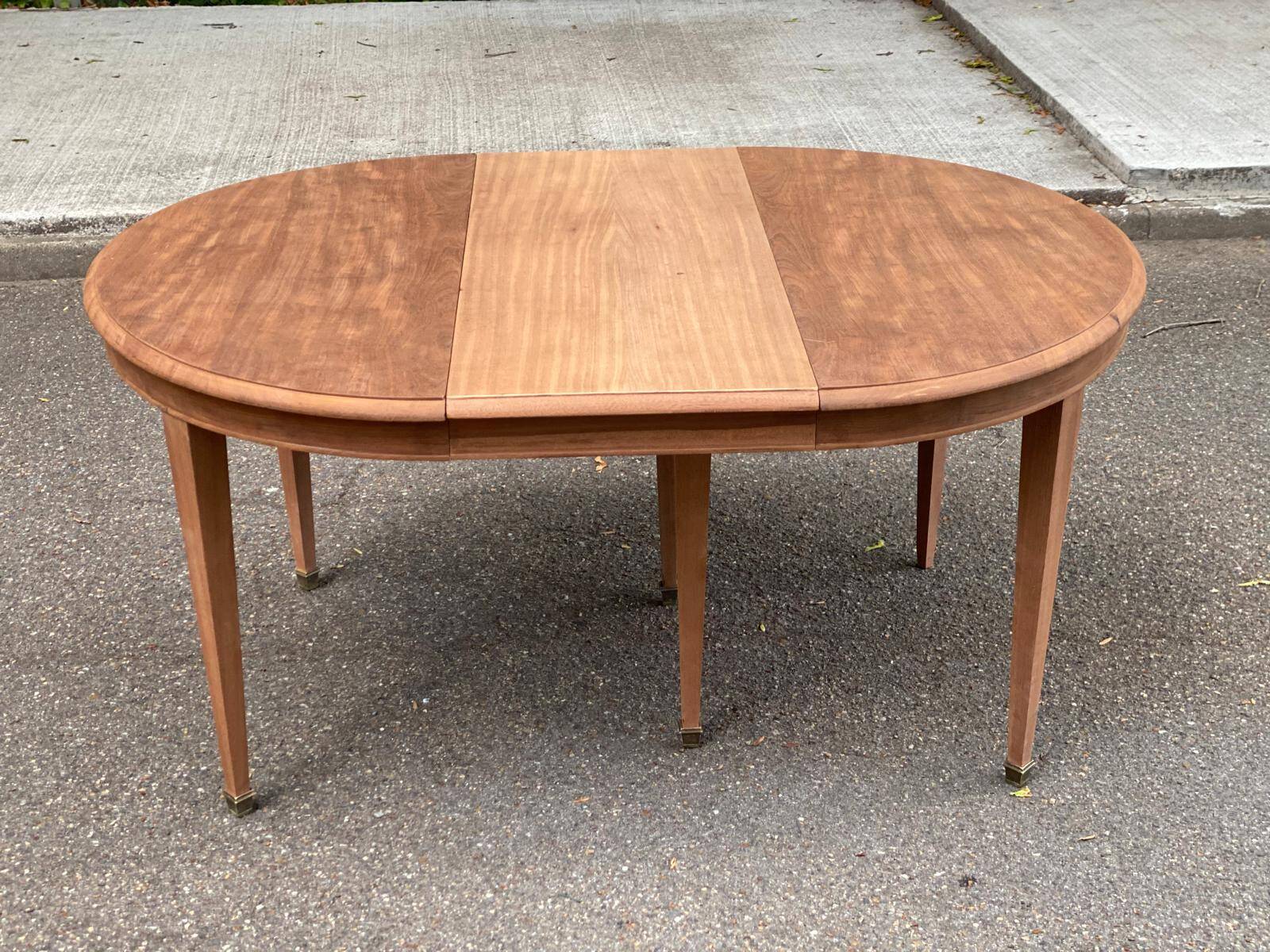 Renovated round extendable dining table made of solid mahogany from the 19th century.