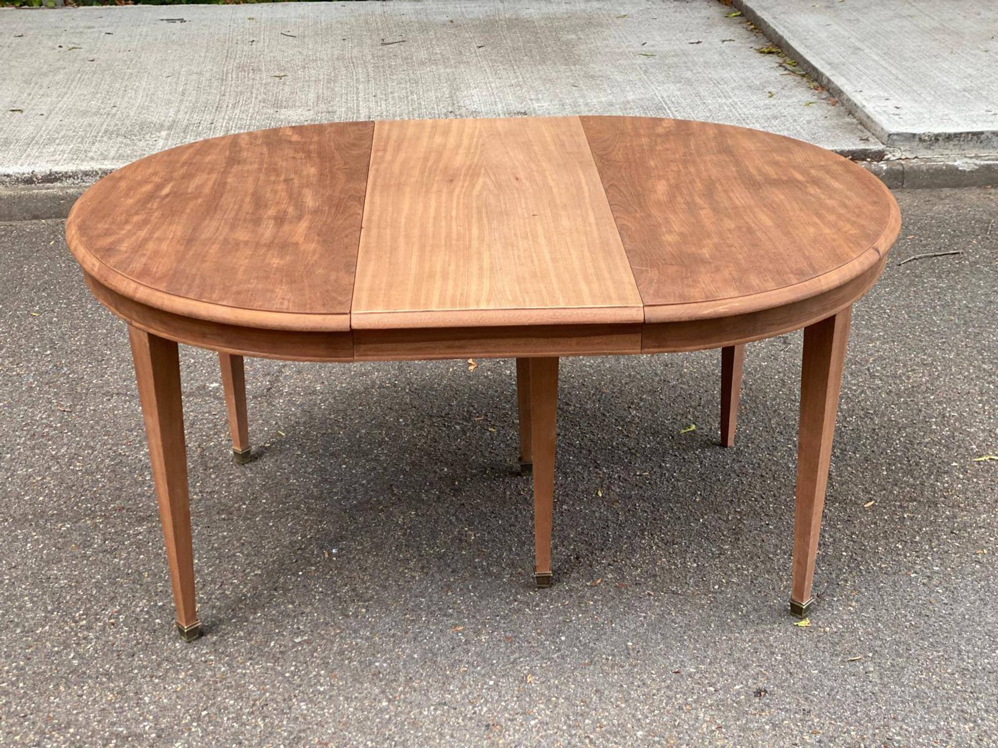 Renovated round extendable dining table made of solid mahogany from the 19th century.