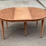 Renovated round extendable dining table made of solid mahogany from the 19th century.