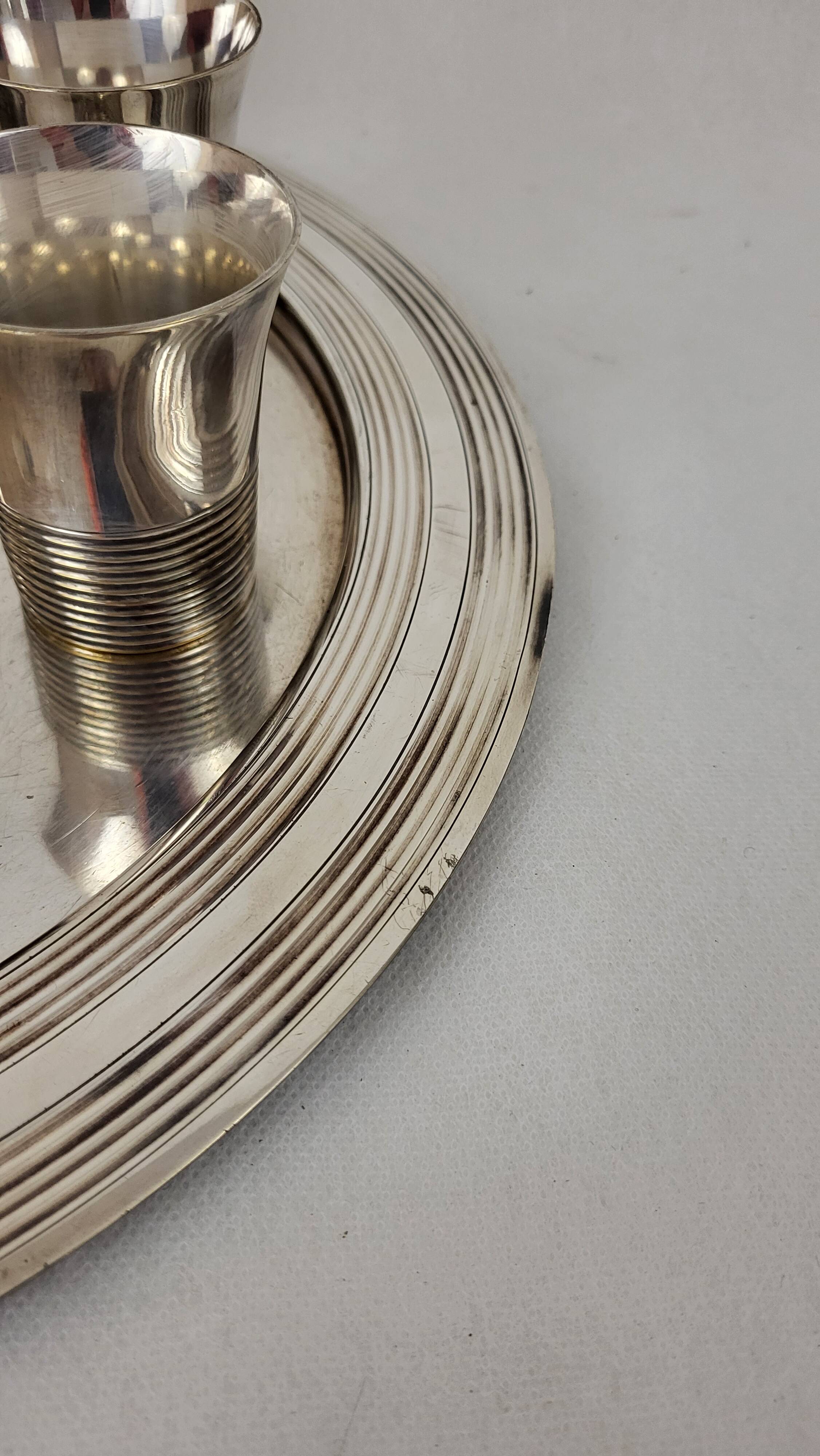 Cocktail shaker service & cups in silver metal