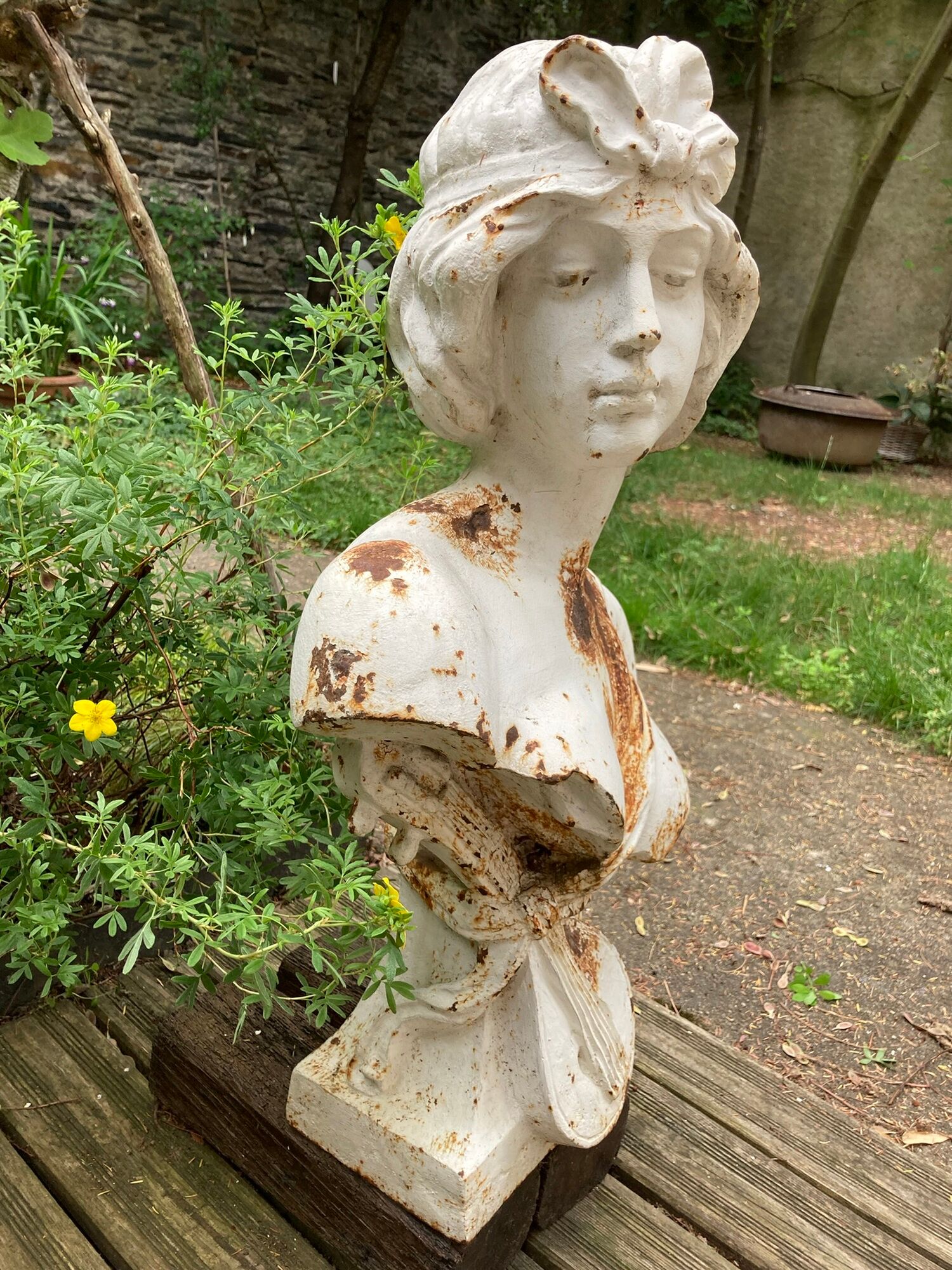 Old garden bust in cast iron troubadour early twentieth century