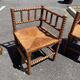 Lot de deux chaises d'angle tressées en bois