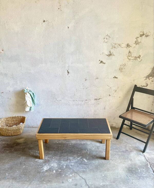 Table basse Maison Regain vintage en orme massif – Années 70 – Plateau