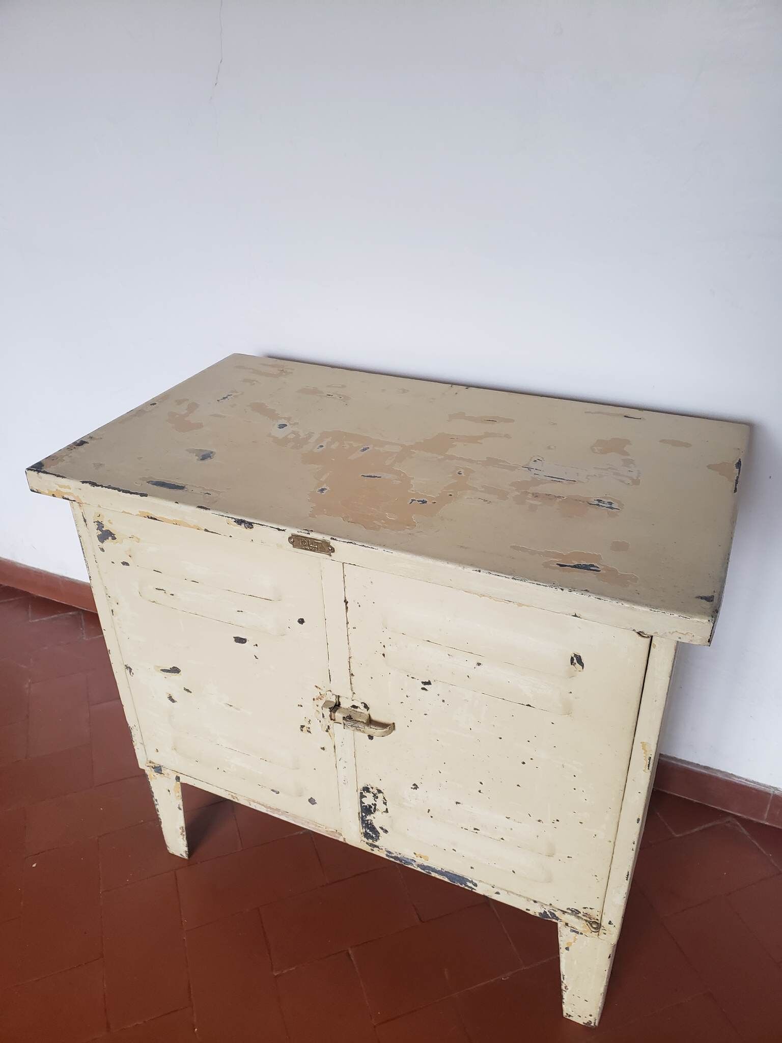 Low metal grunge cabinet