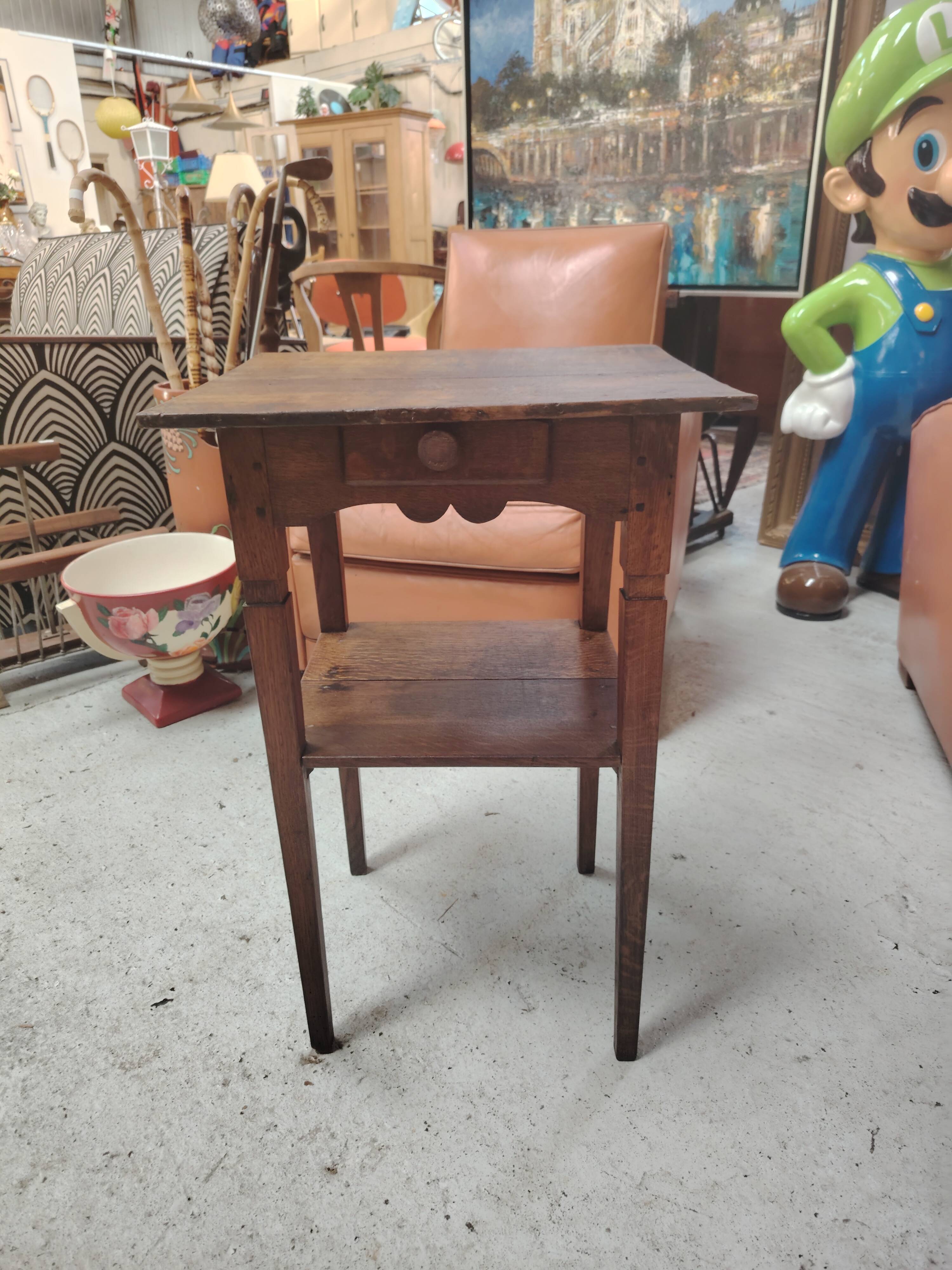 Petite table d'appoint rustique en chêne massif avec tiroir début XXe