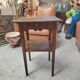 Petite table d'appoint rustique en chêne massif avec tiroir début XXe