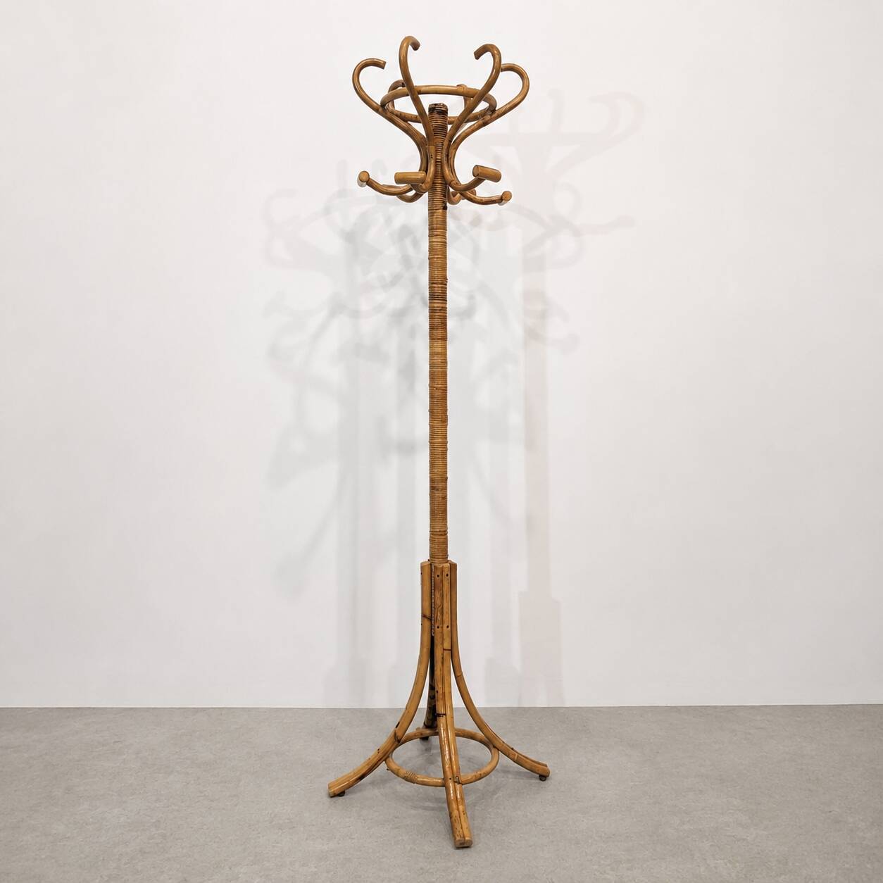 Vintage parrot coat rack in rattan and bamboo