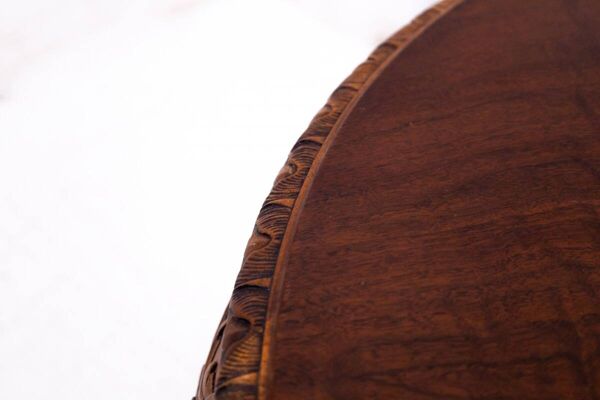 Table ancienne sculptée, Europe occidentale, vers 1910.