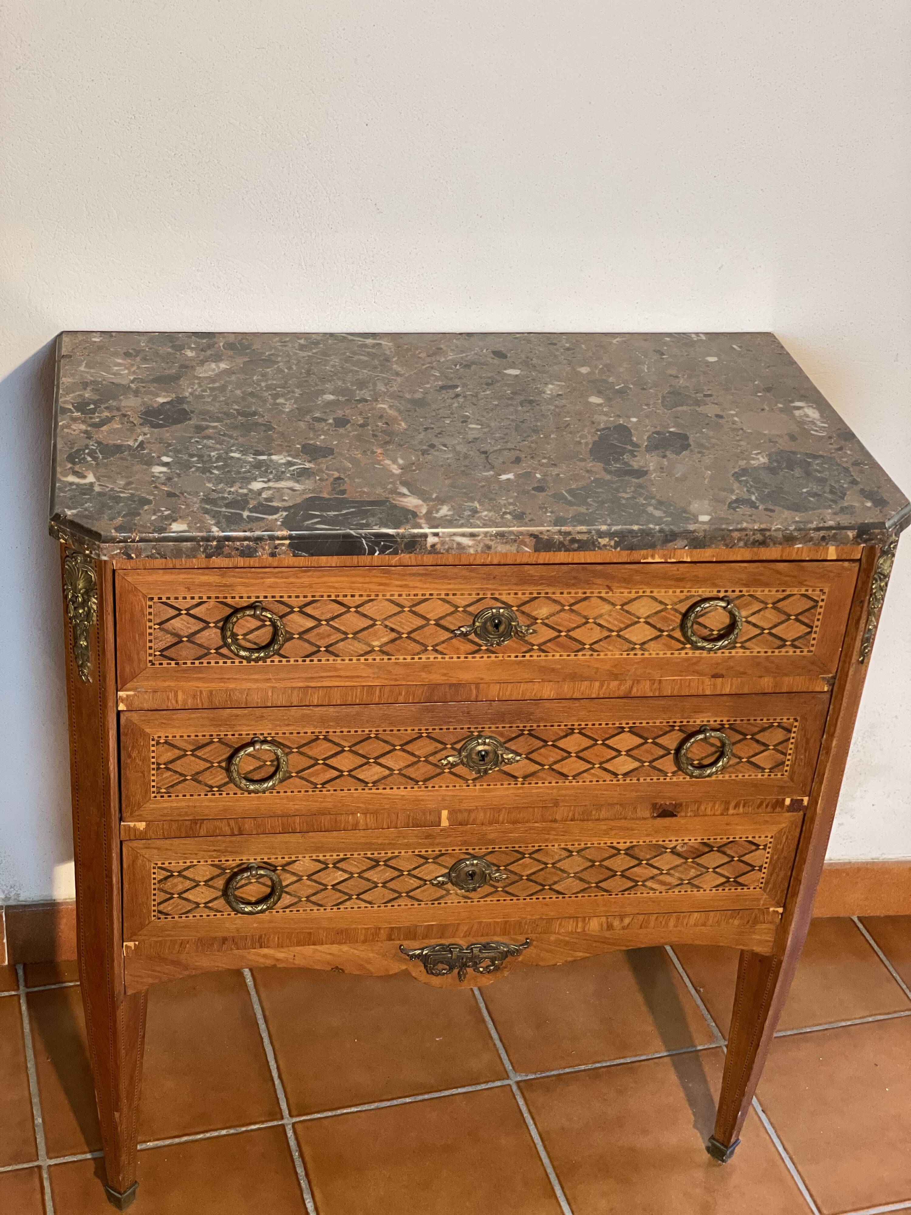 Commode antique avec intarsia &plateau en marbre