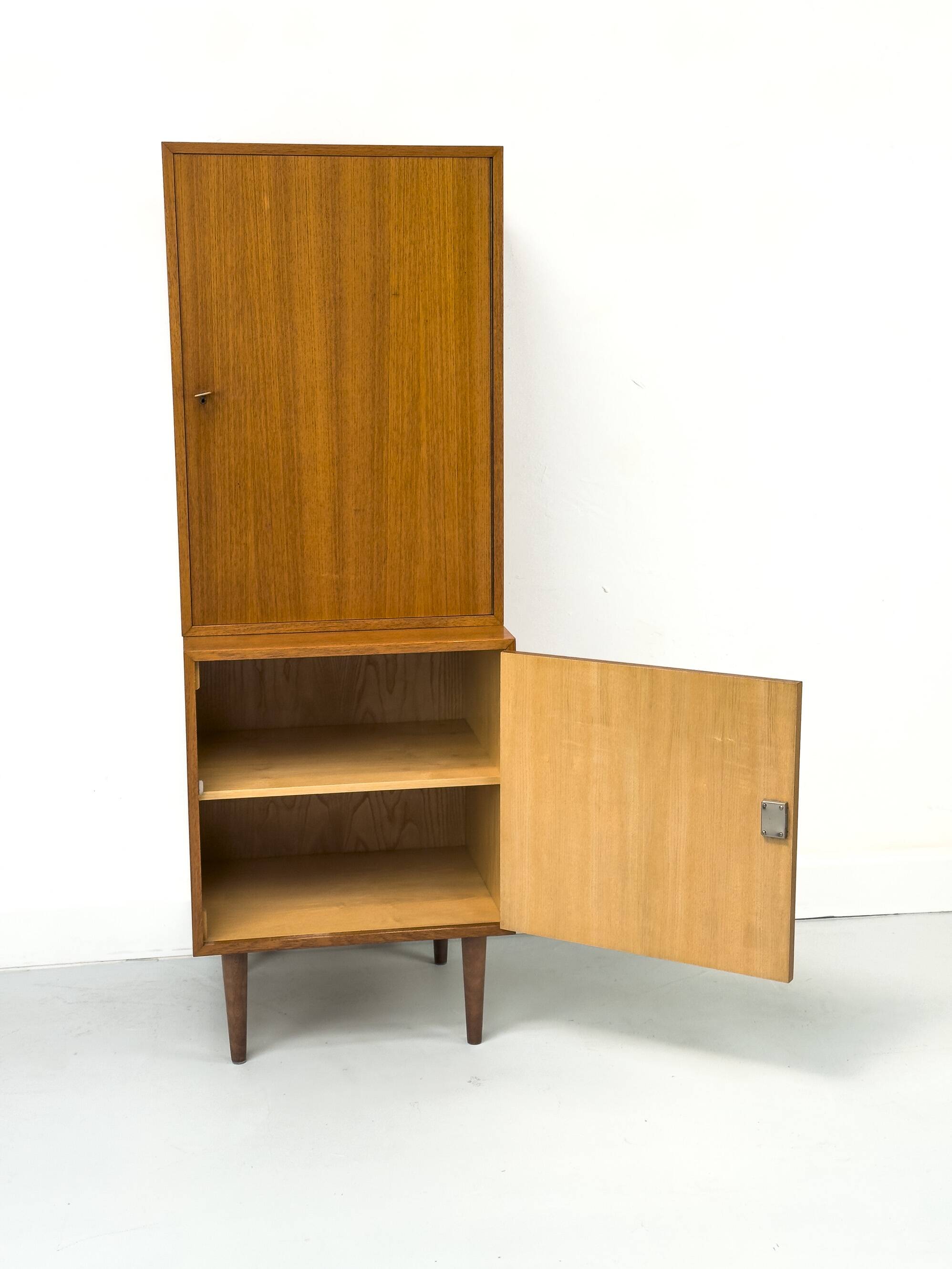 Armoire étroite en teck, années 1960