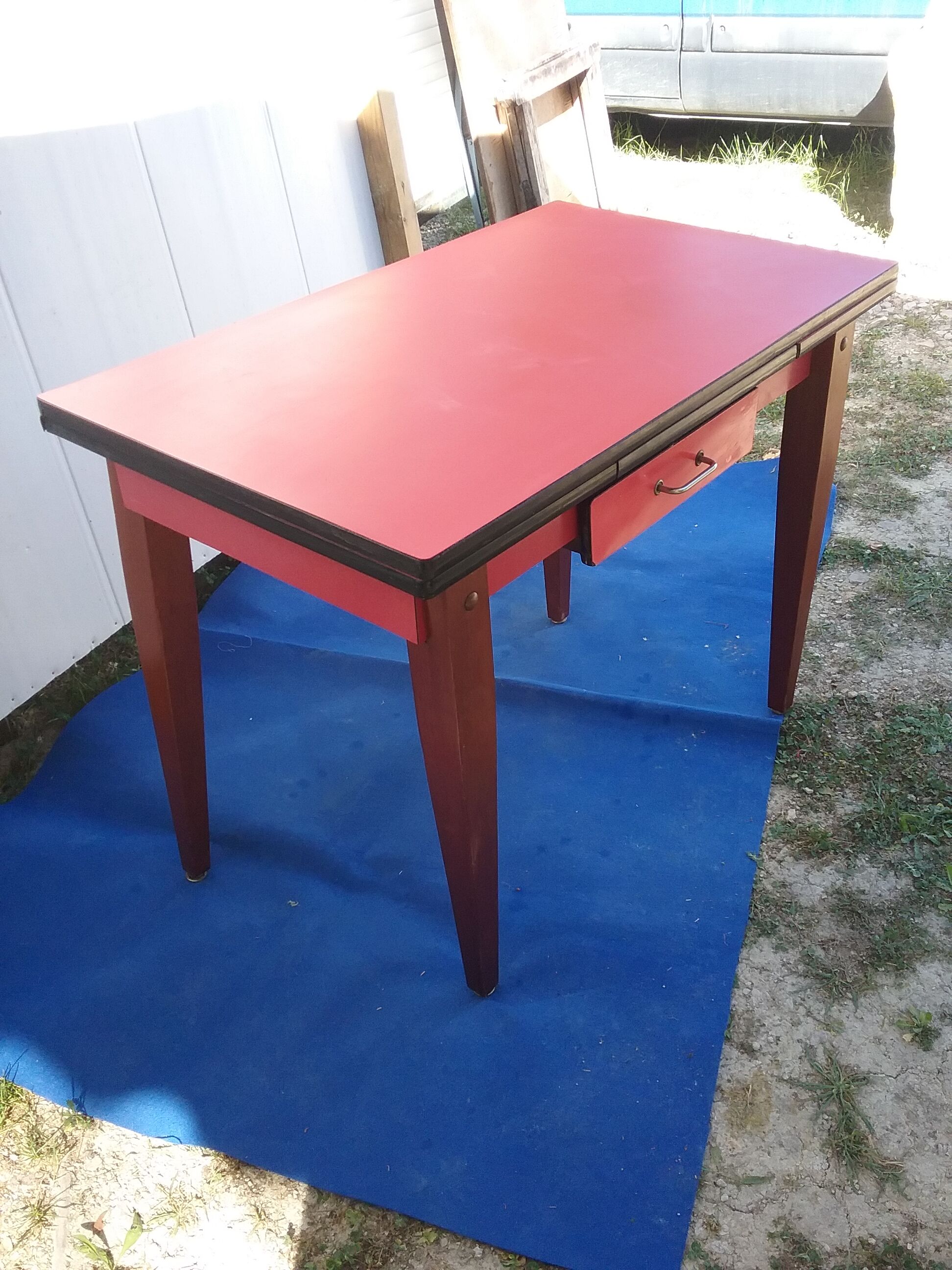 Table in red formica