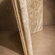 Table de salle à manger en travertin et verre fumé