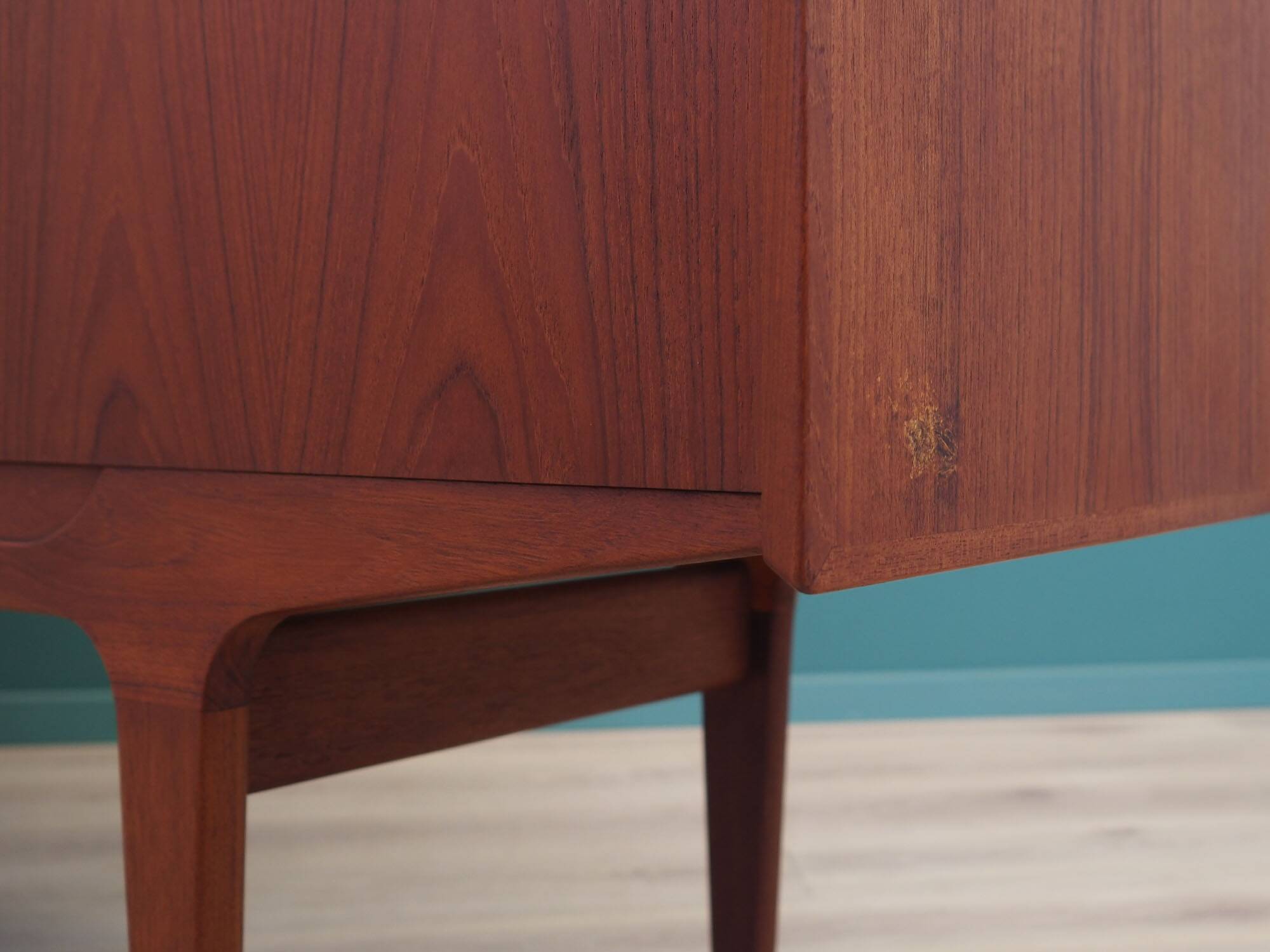 Buffet haut en teck, design danois, années 1960, production : Danemark