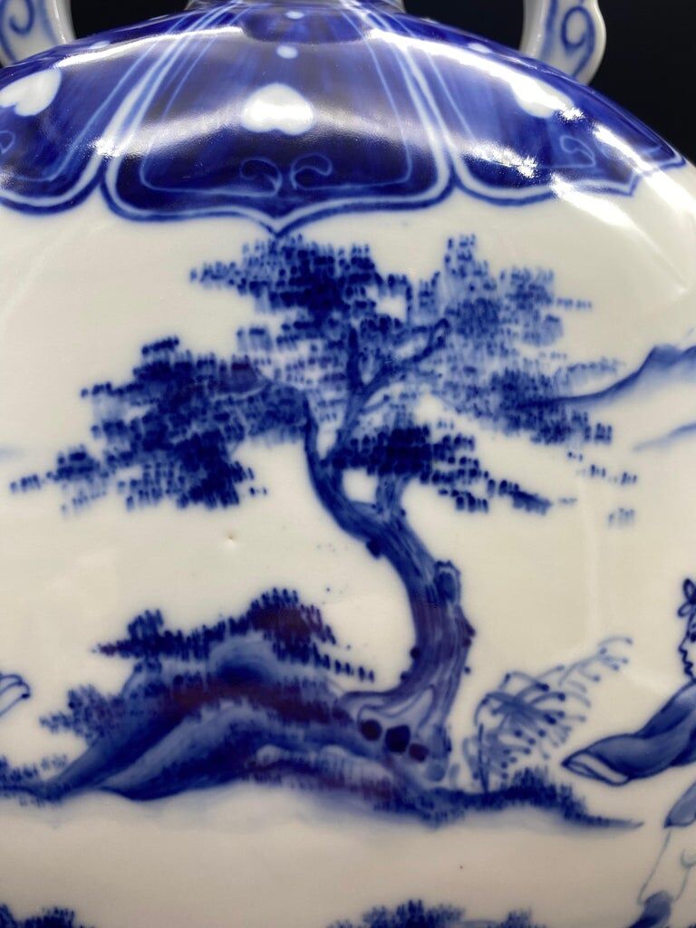 Chinese gourd vase in white and blue porcelain