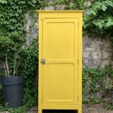 Armoire parisienne bonnetière ancienne jaune poudré.