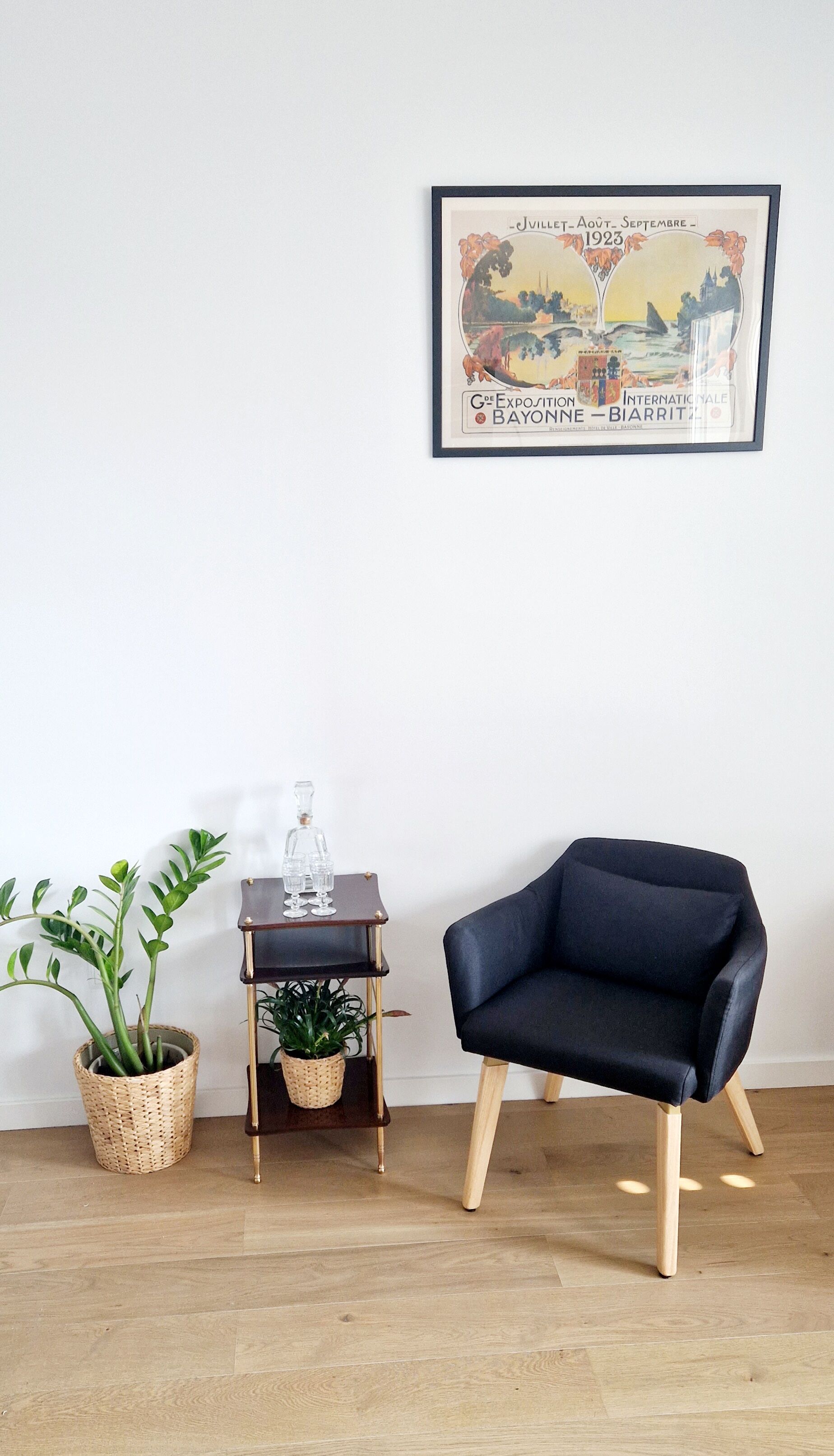 Vintage pedestal table 70s