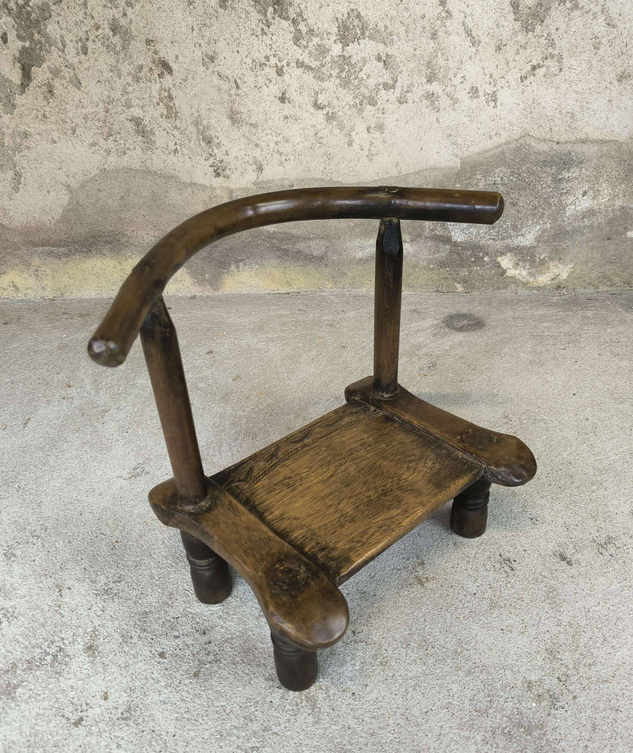 Petite chaise baoulé en bois