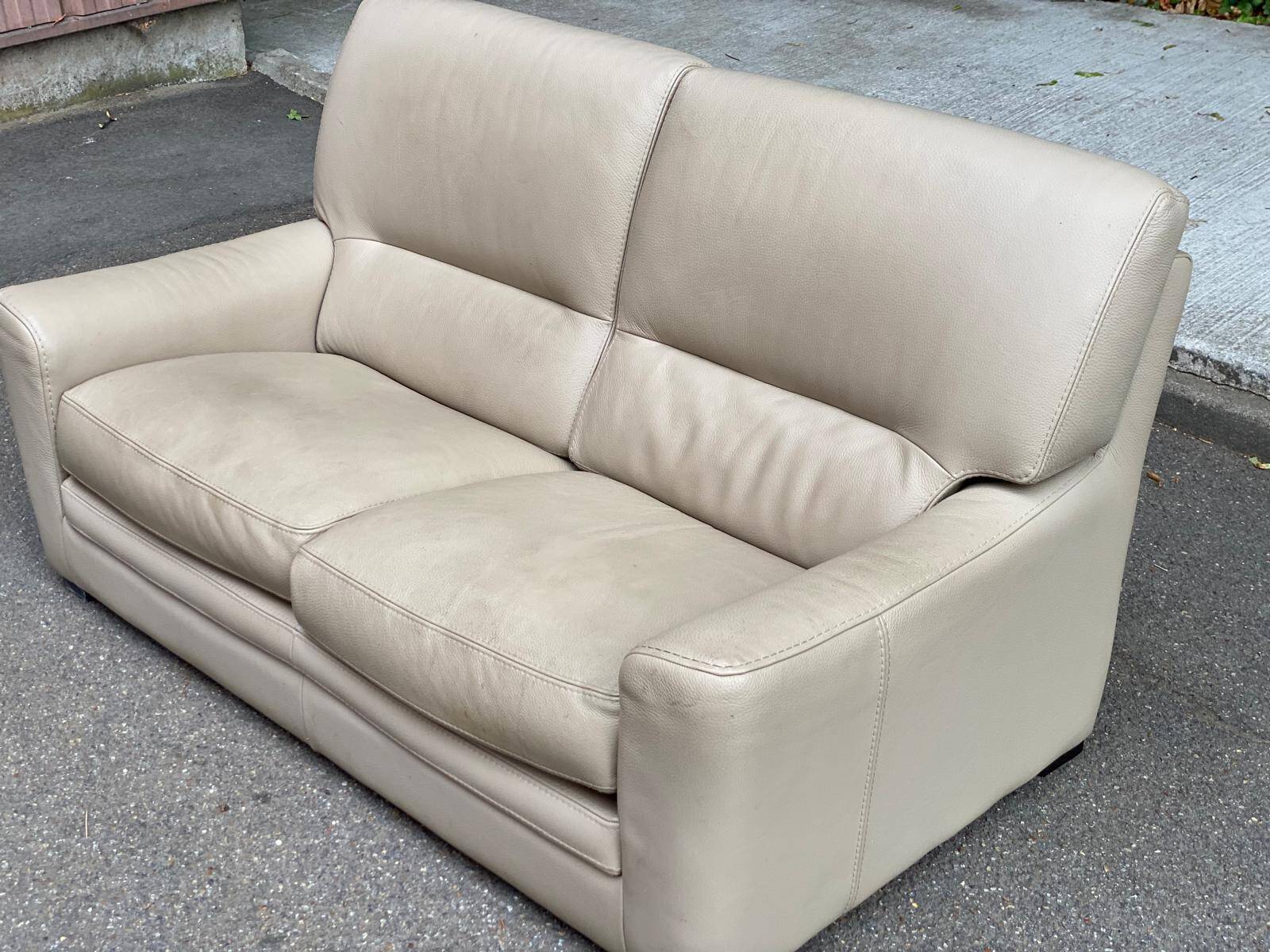 2/3-seater sofa in genuine beige leather by Roche Bobois. Very good condition, great comfort.